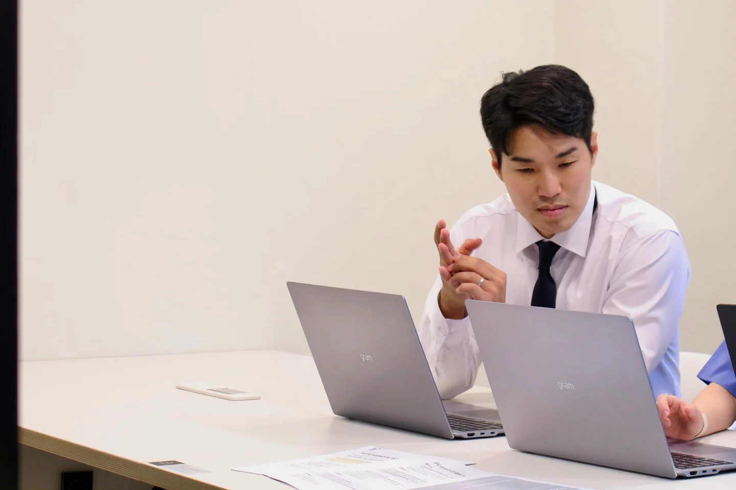 회의실에서 논의 중인 액시옴 팀원